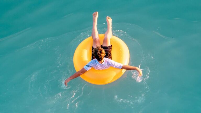 Pool Urlaubsfest machen: 8 Tipps wie der Pool sauber bleibt