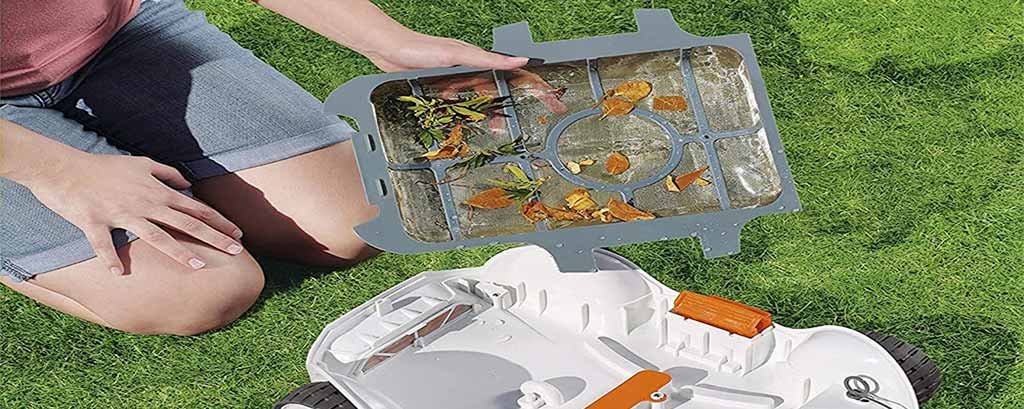 Eingesaugter Schmutz vom Akku Poolroboter