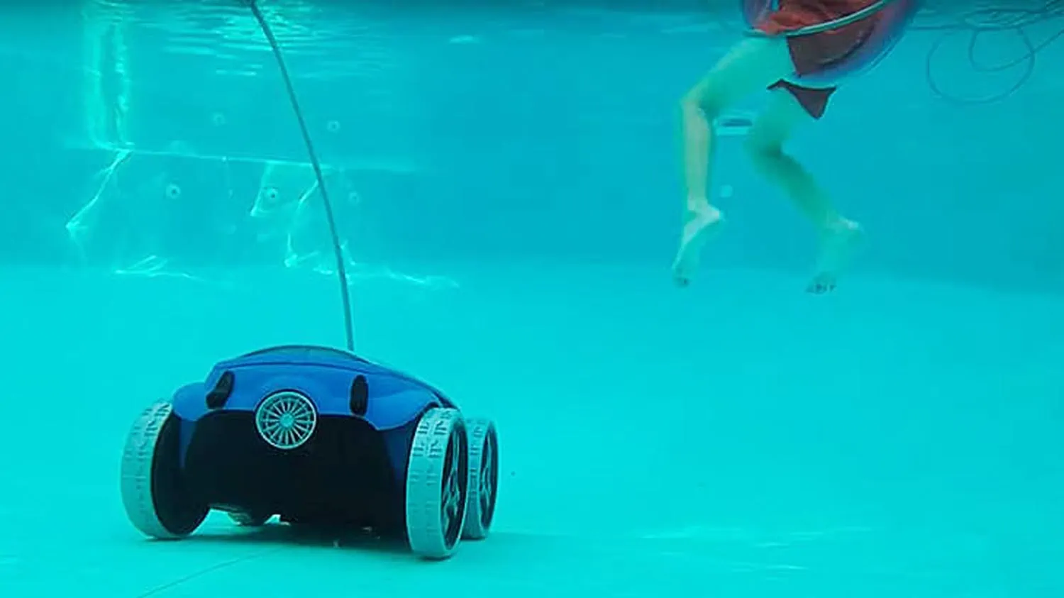 Mit Poolroboter schwimmen