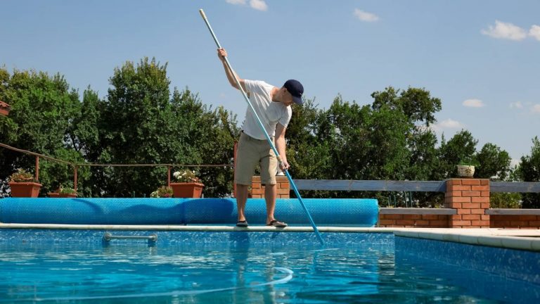Wie oft sollte man einen kleinen und großen Pool reinigen?